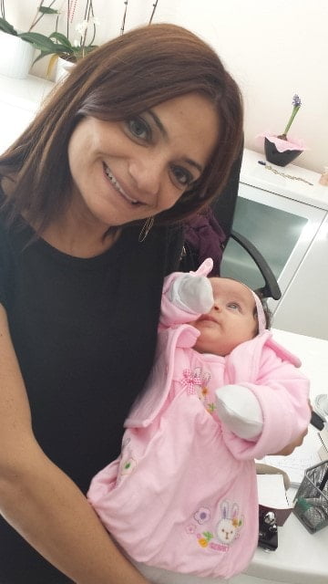 Dr. Mürüde Çakartaş Dağdelen mit Baby im Arm