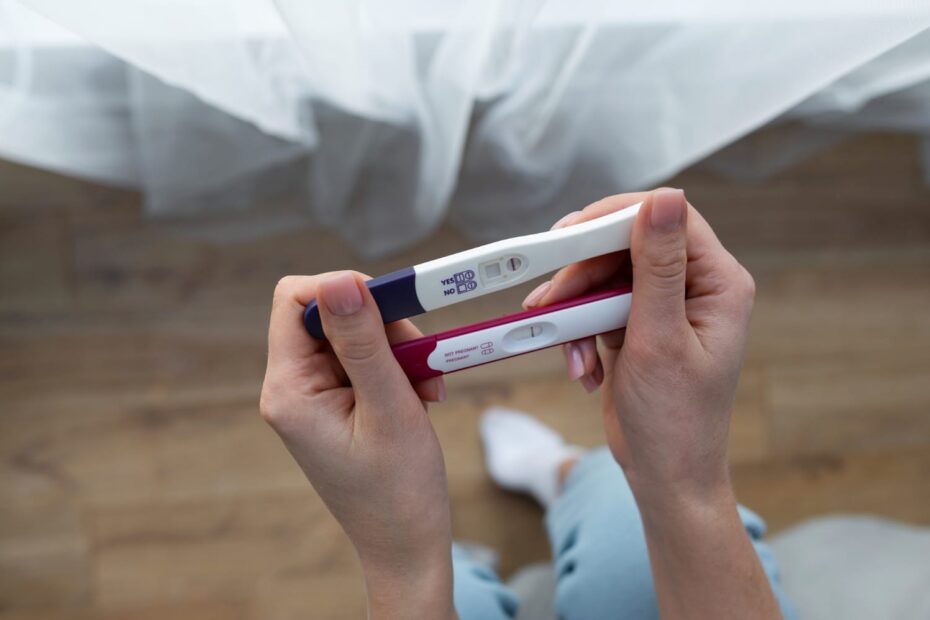 IVF mit PID - 2 Schwangerschaftstest in 2 Händen
